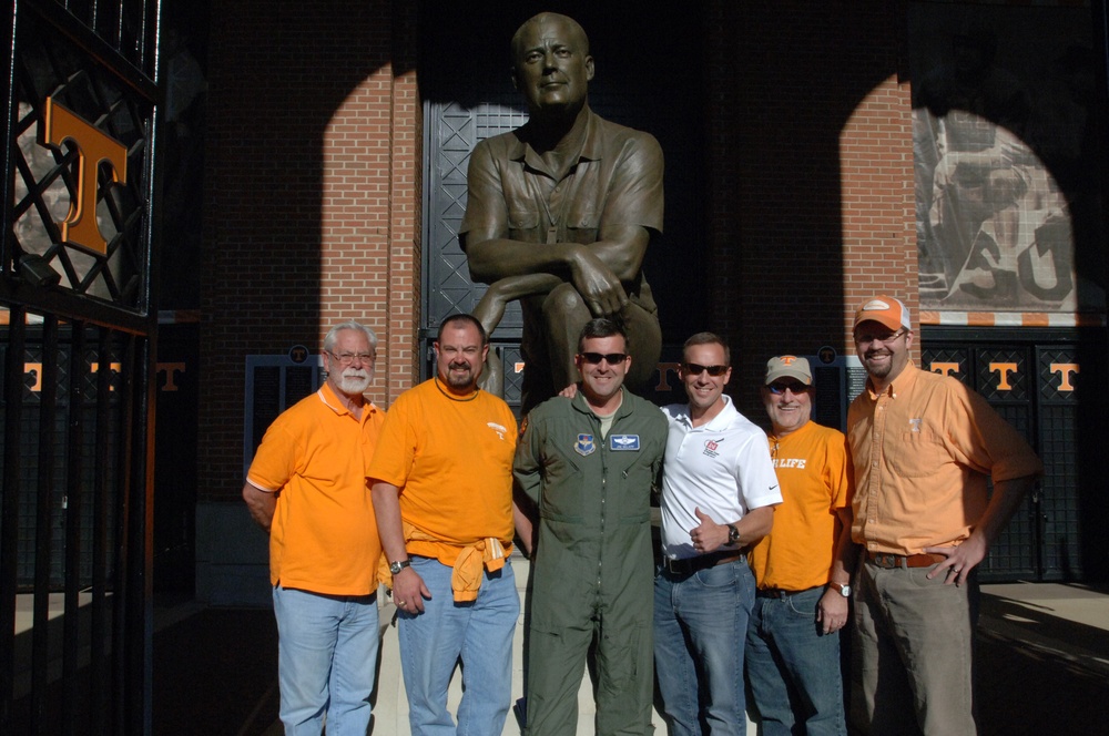 Employees pay tribute to former district engineer, Vols coaching legend