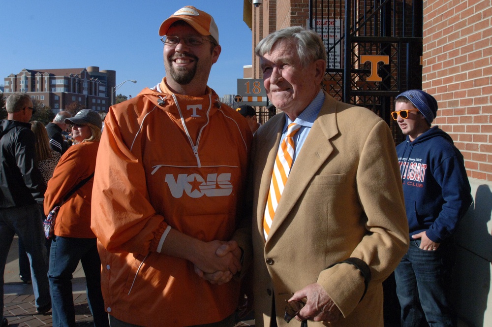 Employees pay tribute to former district engineer, Vols coaching legend
