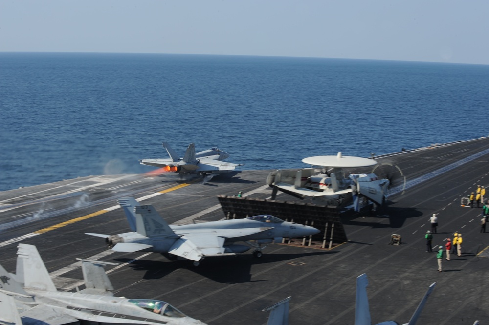 DVIDS - Images - USS Dwight D. Eisenhower Flight Deck [Image 7 Of 10]