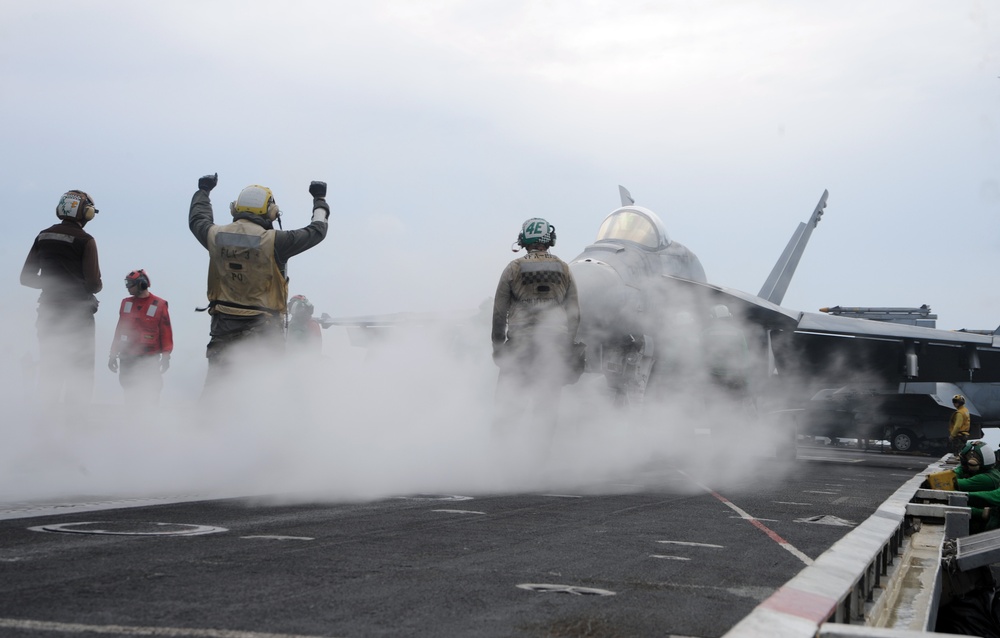 USS George Washington sailors direct aircraft