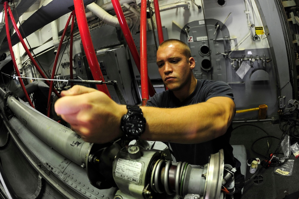 USS Farragut sailor performs maintenance