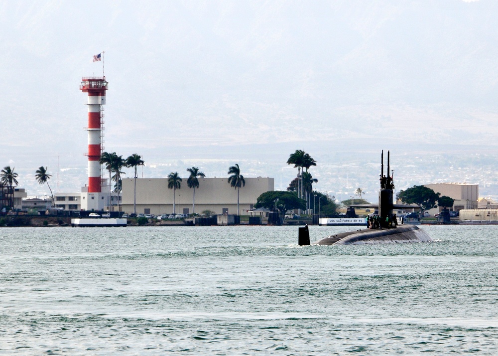 USS Jacksonville departs Hawaii