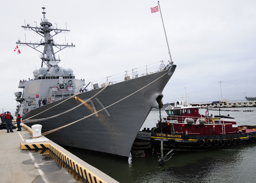 USS Ross leaves Norfolk