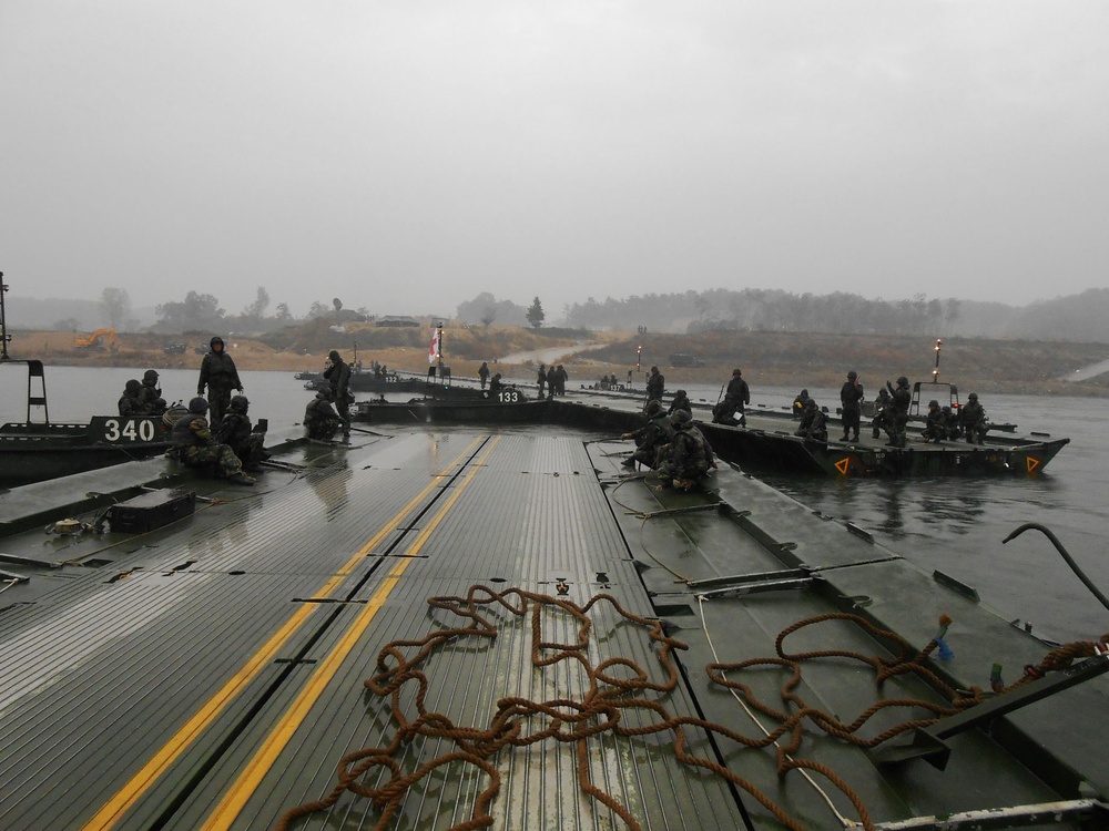 412th TEC observes ROK river cross ops