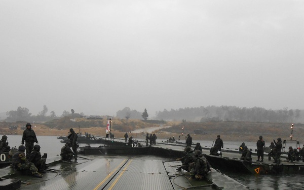 412th TEC observes ROK river cross ops
