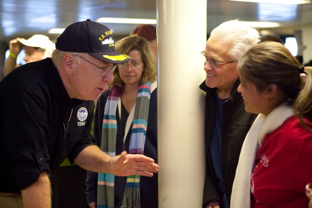 Federal Coordinating Officer Mike Byrne meets DHS volunteers