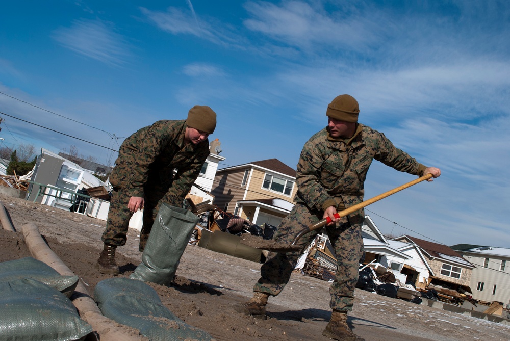 Marines, Air Force pump water from Breezy Point, Queens, NY