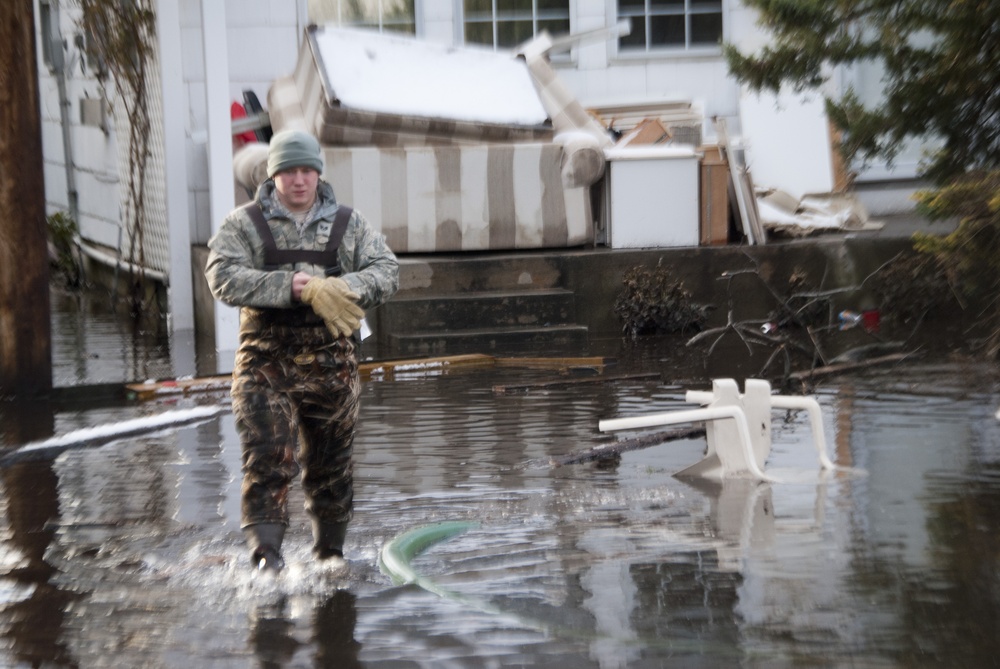 Marines, Air Force pump water from Breezy Point, Queens, NY