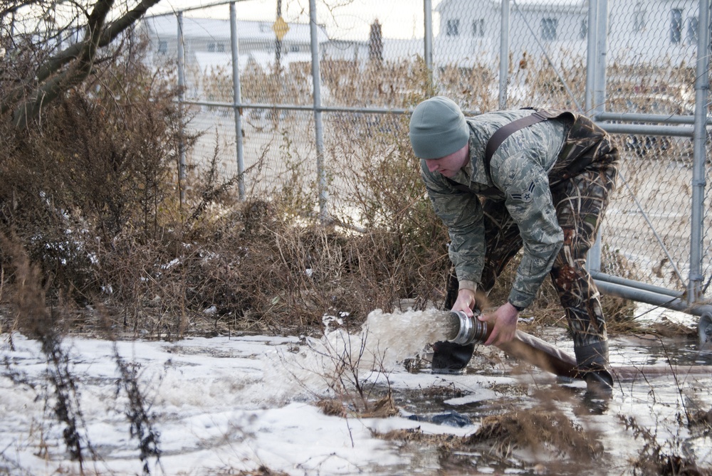 Marines, Air Force pump water from Breezy Point, Queens, NY