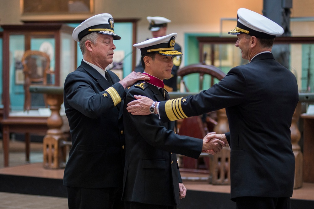 Chief of Singapore navy presented with award