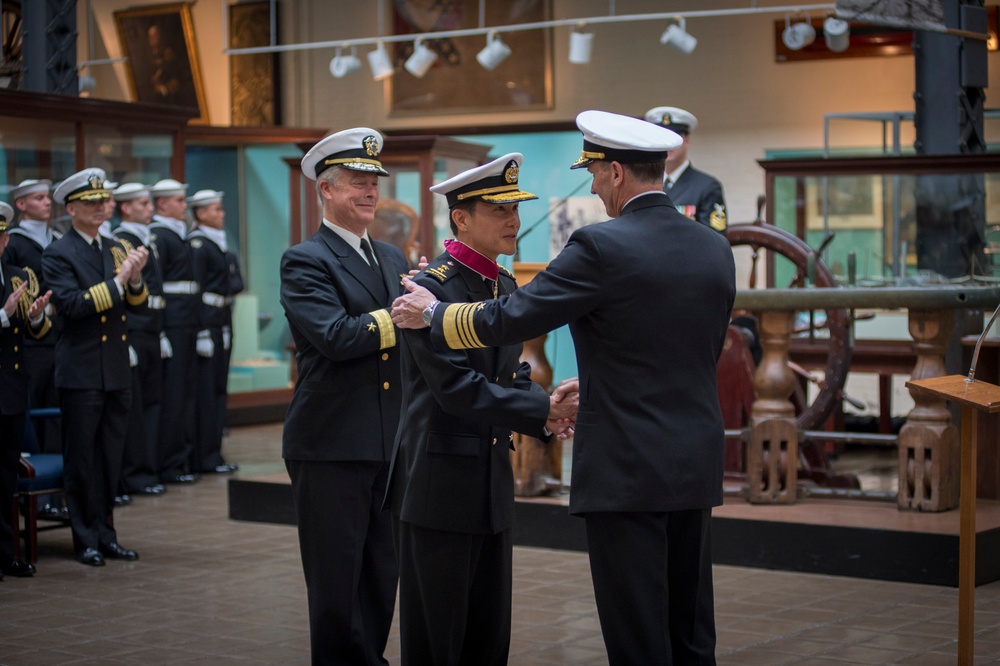 Chief of Singapore navy presented with award