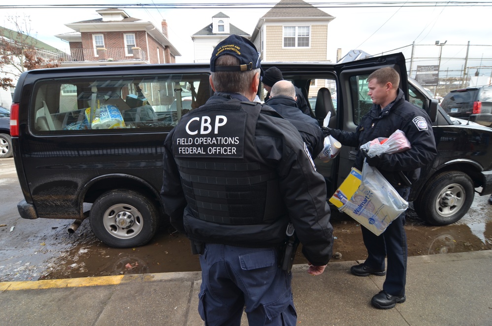 Federal officers unload food
