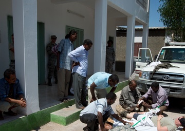 Soldiers, teachers team during first aid workshops