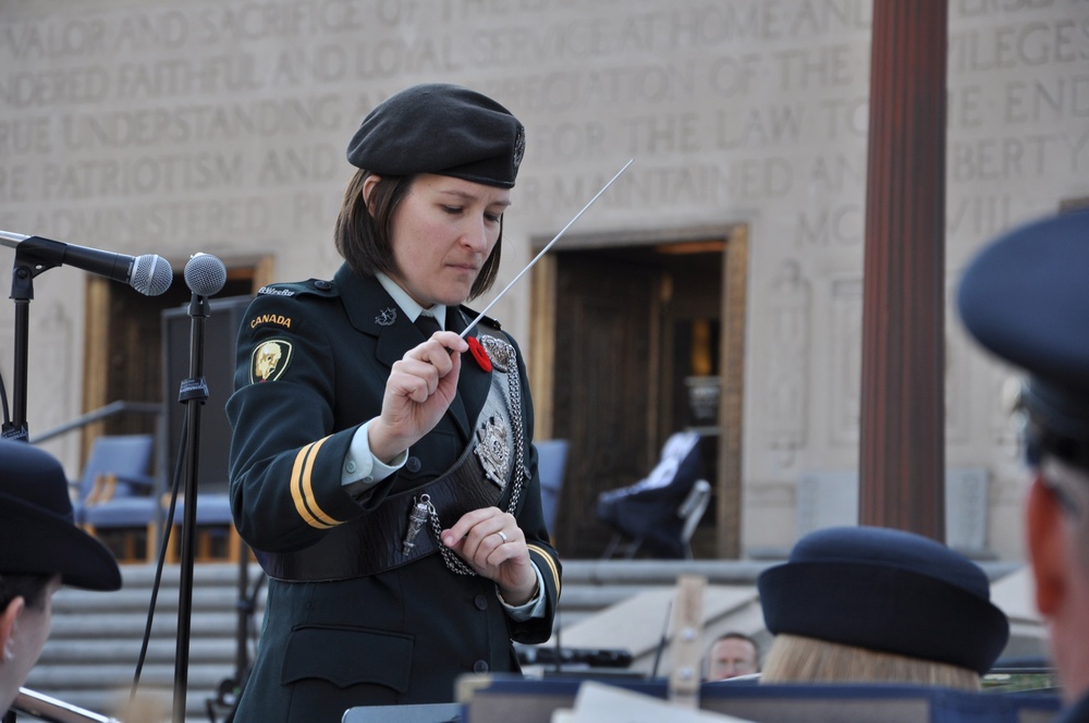 Canadian Reserve officer celebrates Remembrance Day in Indianapolis with Indiana National Guard