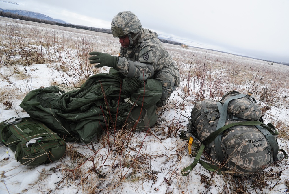 4th BDE (ABN) 25th ID jumps in Alaska