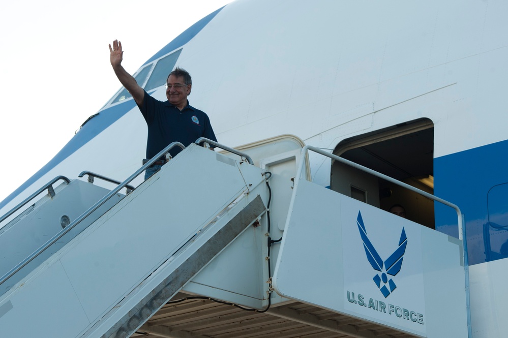 Panetta departs Hawaii