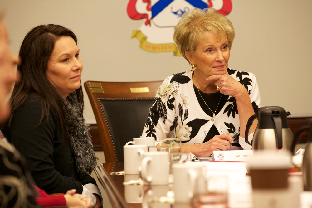 Marine Corps first lady meets with spouses