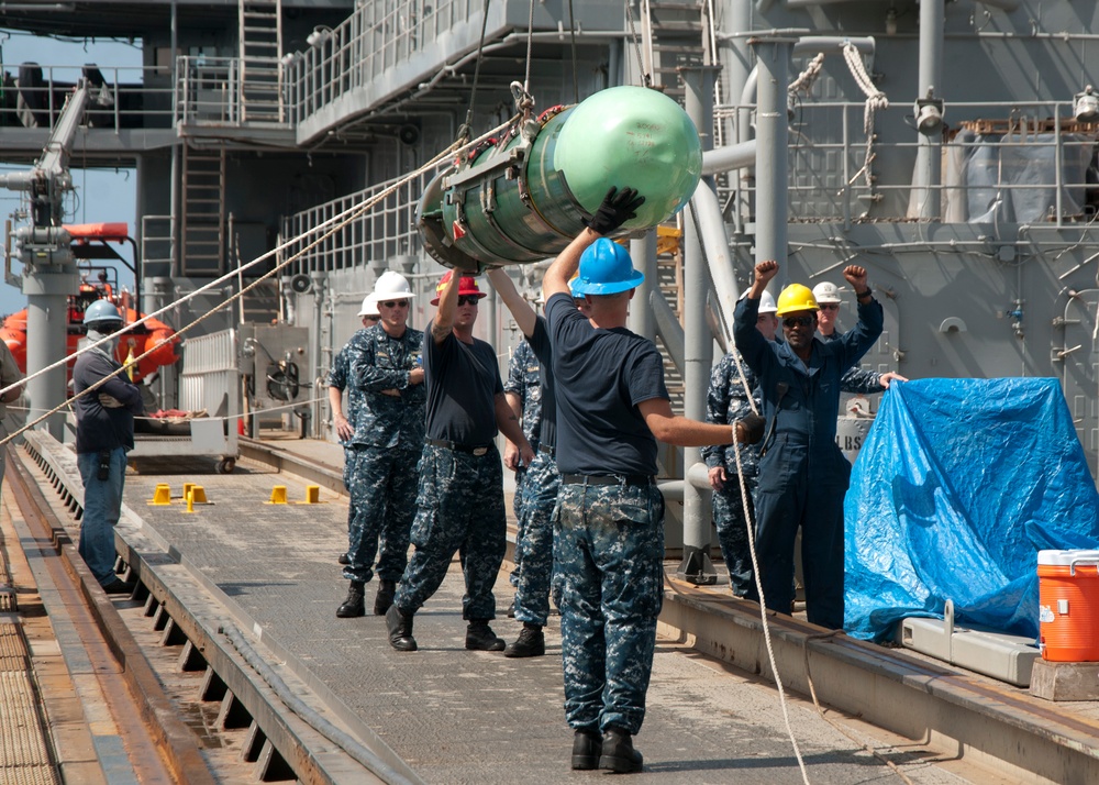 USS Frank Cable crew conducts maintenance