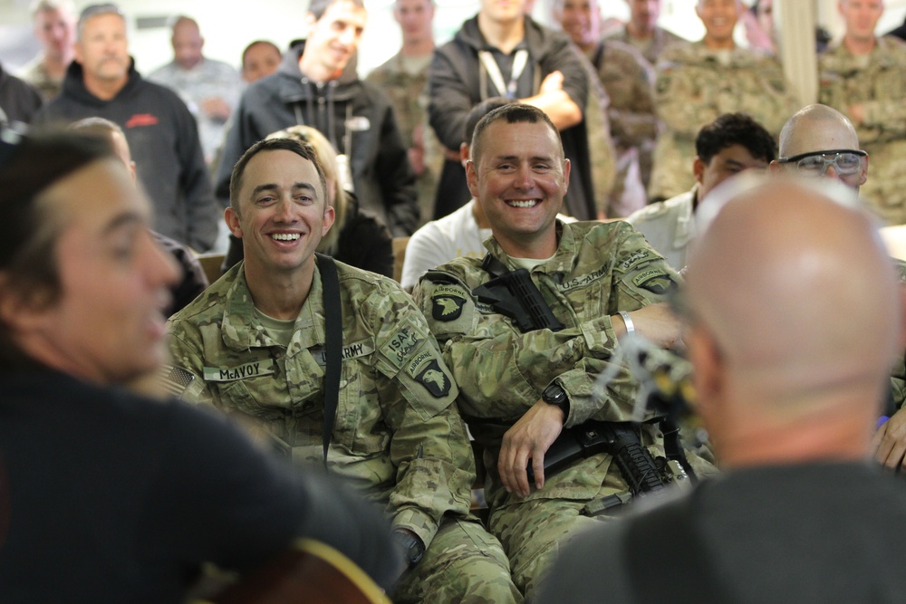 Nashville comes to soldiers