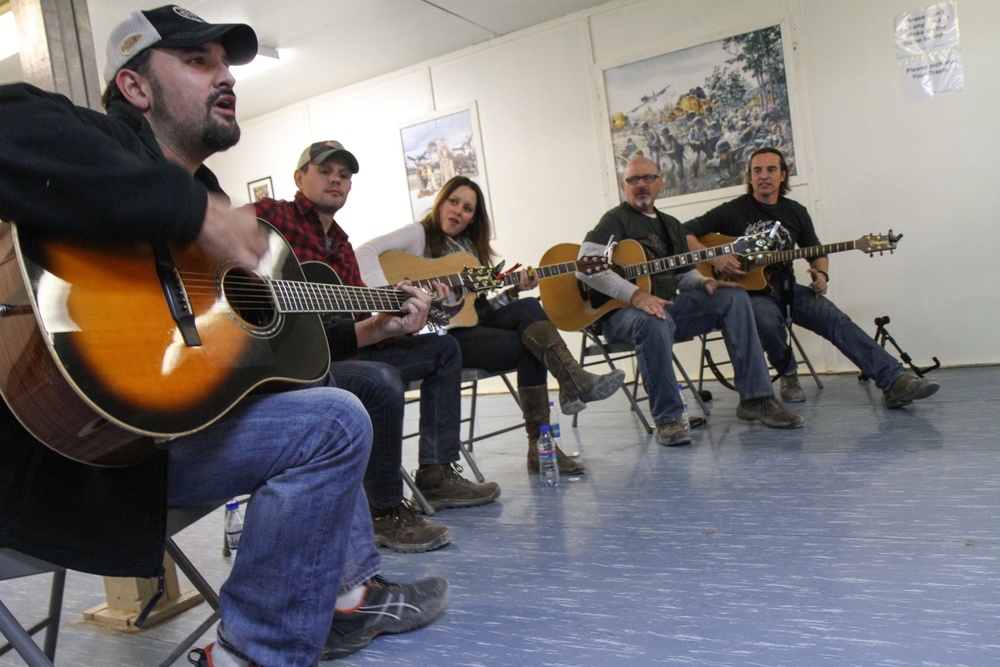 Nashville comes to soldiers