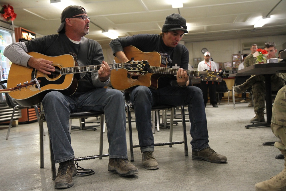 Nashville comes to soldiers