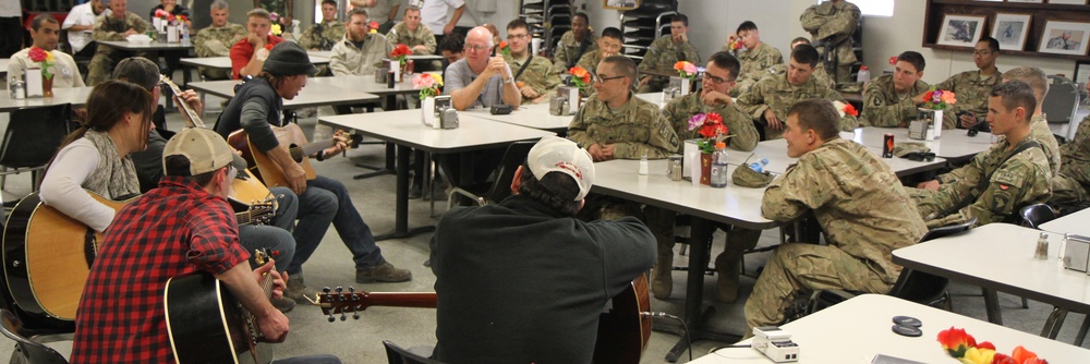 Nashville comes to soldiers