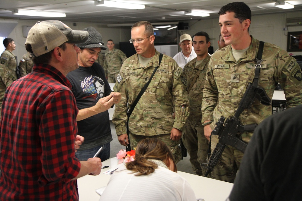 Nashville comes to soldiers