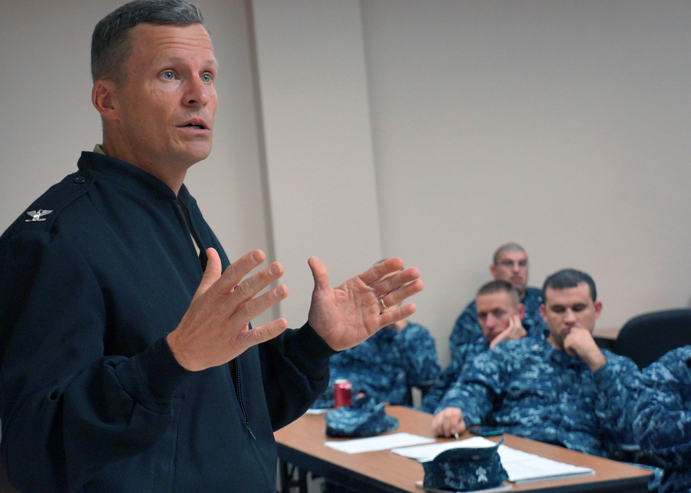 Reserve Component commander southeast visits NOSC Shreveport