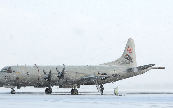 VP-8 Aircrew preflight a P-3C Orion