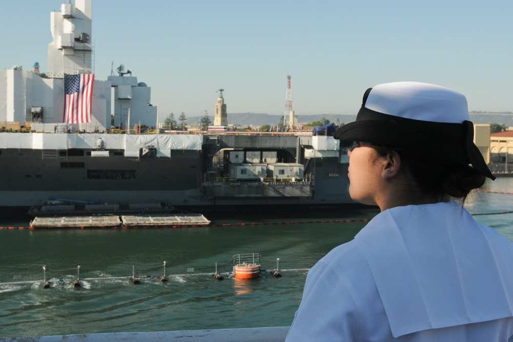 USNS Mercy arrives in San Diego