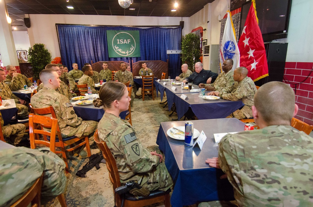 ISAF soldiers meet with Army leadership from Pentagon