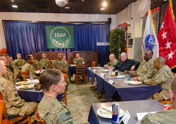ISAF soldiers meet with Army leadership from Pentagon