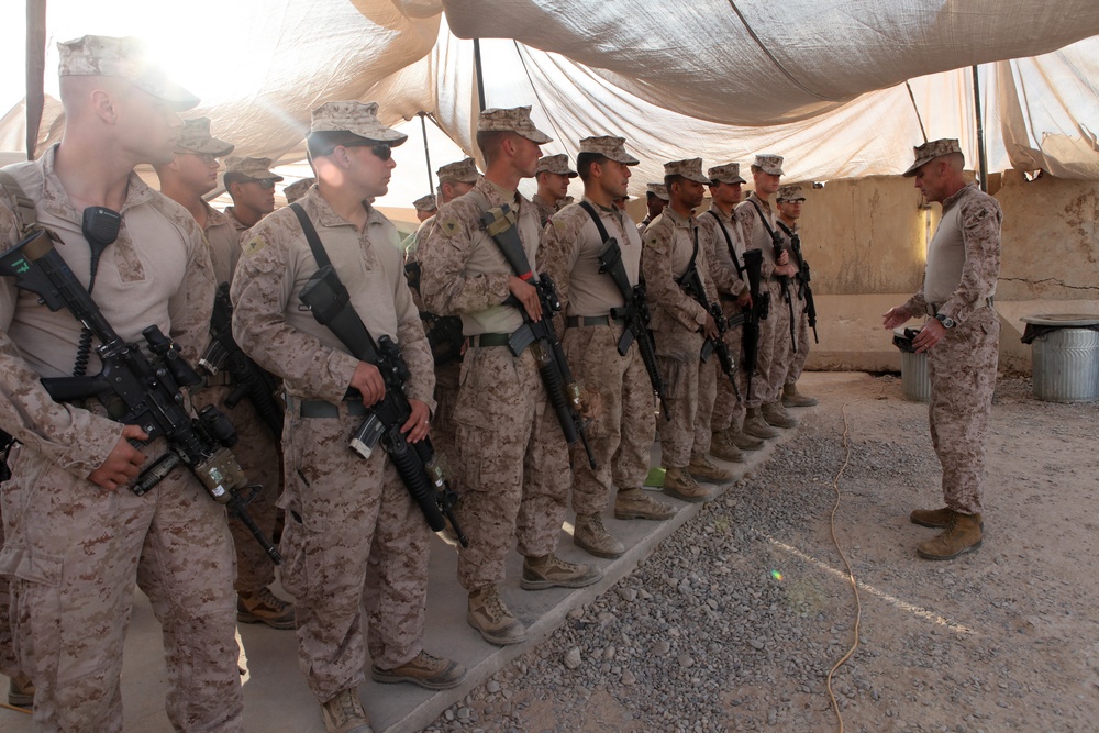 3rd MAW CG visits Marines and Sailors for Thanksgiving