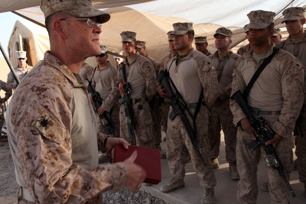 3rd MAW CG visits Marines and Sailors for Thanksgiving