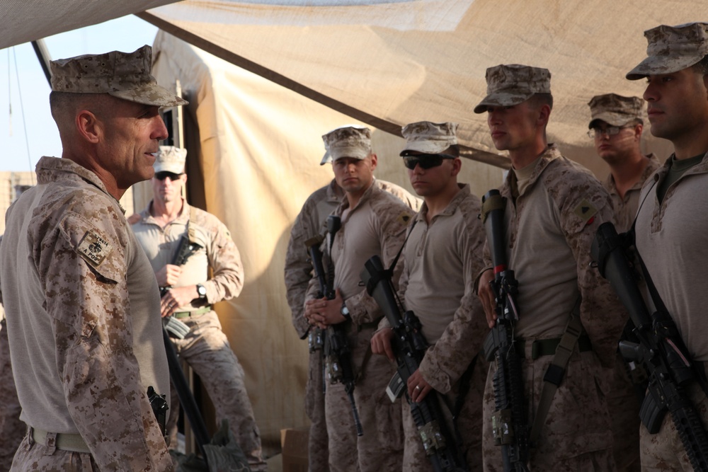 3rd MAW CG visits Marines and Sailors for Thanksgiving