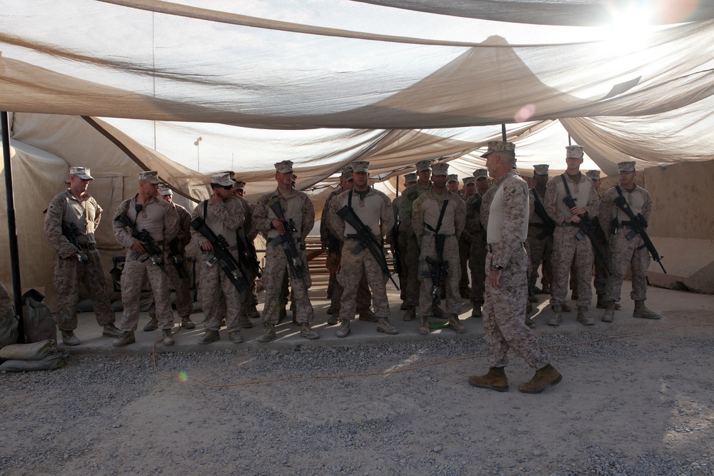 3rd MAW CG visits Marines and Sailors for Thanksgiving