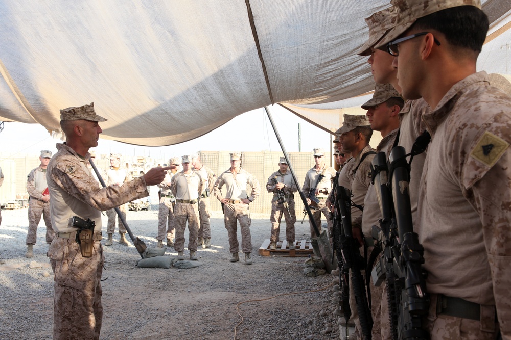 3rd MAW CG visits Marines and Sailors for Thanksgiving