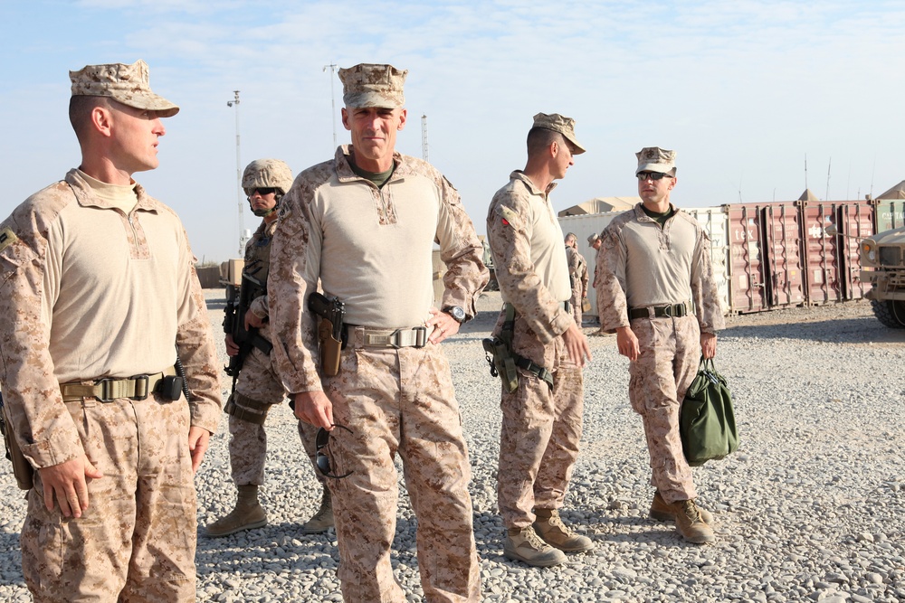 3rd MAW CG visits Marines and Sailors for Thanksgiving