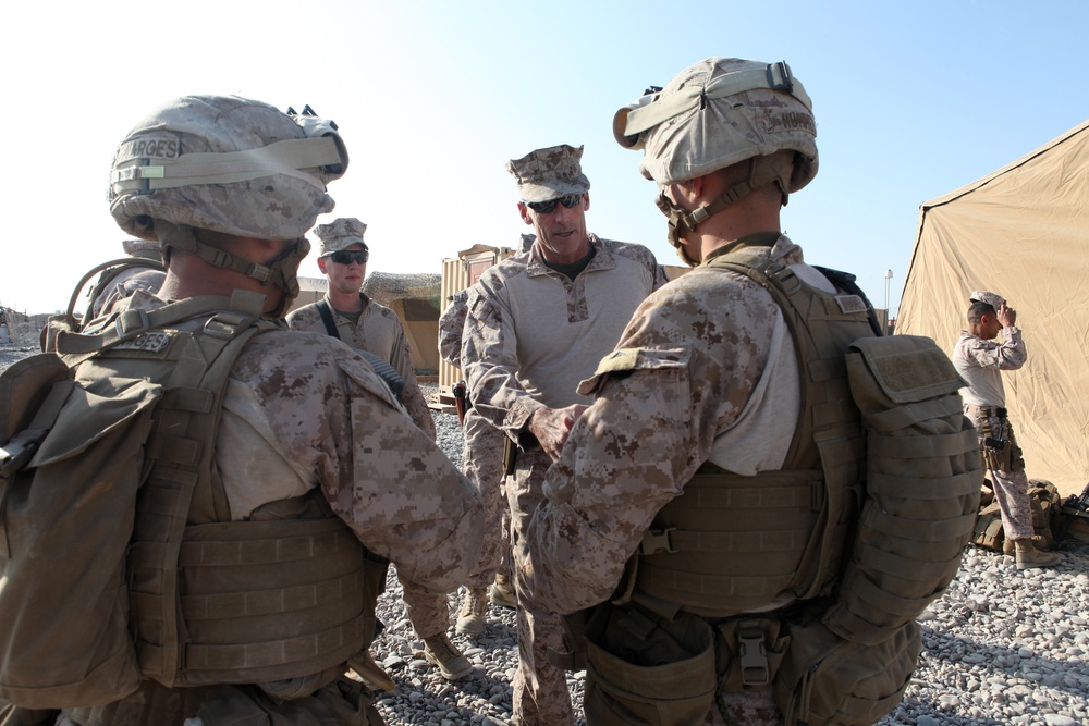 3rd MAW CG visits Marines and Sailors for Thanksgiving