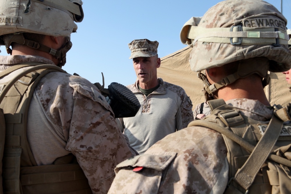 3rd MAW CG visits Marines and Sailors for Thanksgiving