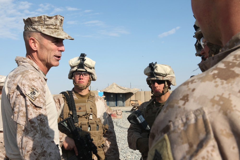 3rd MAW CG visits Marines and Sailors for Thanksgiving