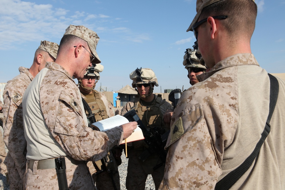 3rd MAW CG visits Marines and Sailors for Thanksgiving