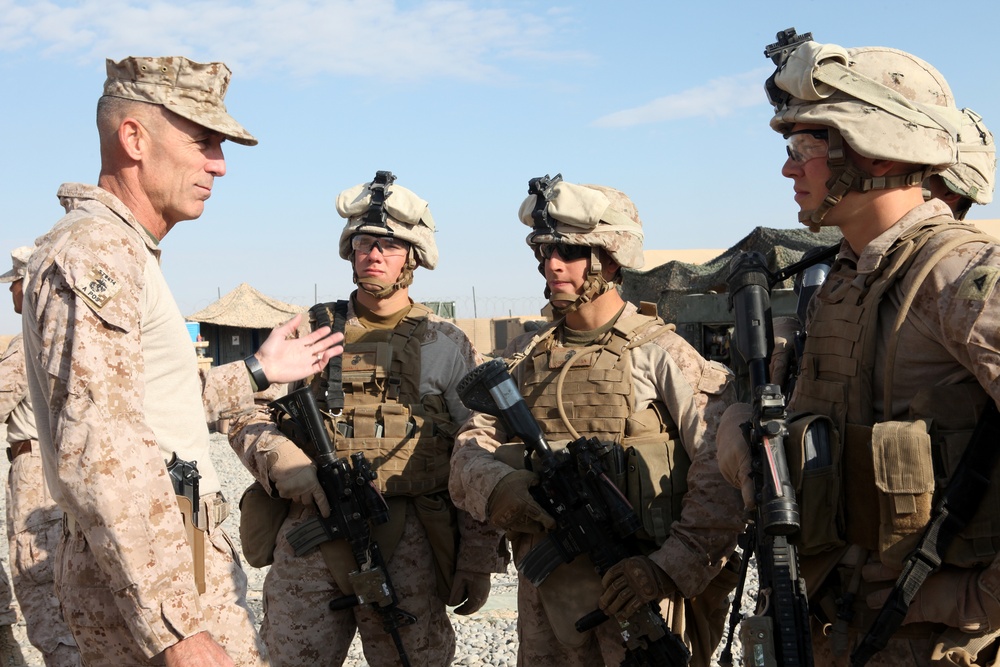 3rd MAW CG visits Marines and Sailors for Thanksgiving