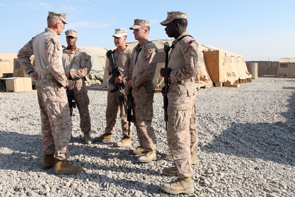 3rd MAW CG visits Marines and Sailors for Thanksgiving