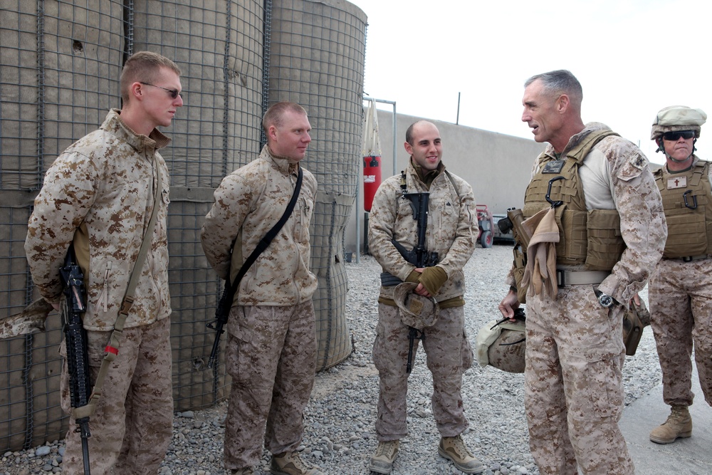 3rd MAW CG visits Marines and Sailors for Thanksgiving