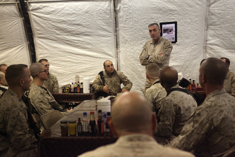 3rd MAW CG visits Marines and Sailors for Thanksgiving