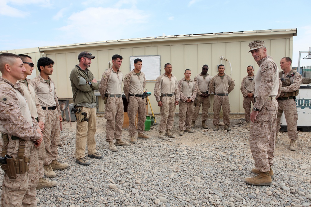 3rd MAW CG visits Marines and Sailors for Thanksgiving