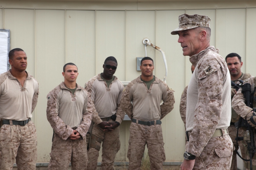 3rd MAW CG visits Marines and Sailors for Thanksgiving