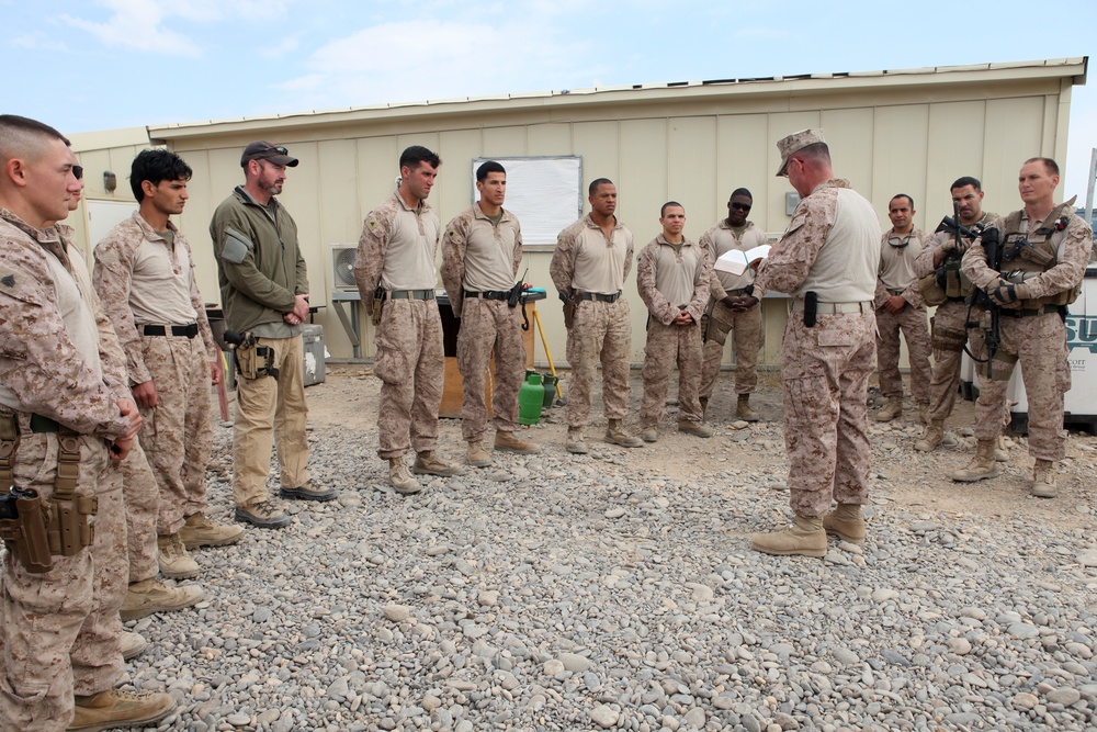 3rd MAW CG visits Marines and Sailors for Thanksgiving