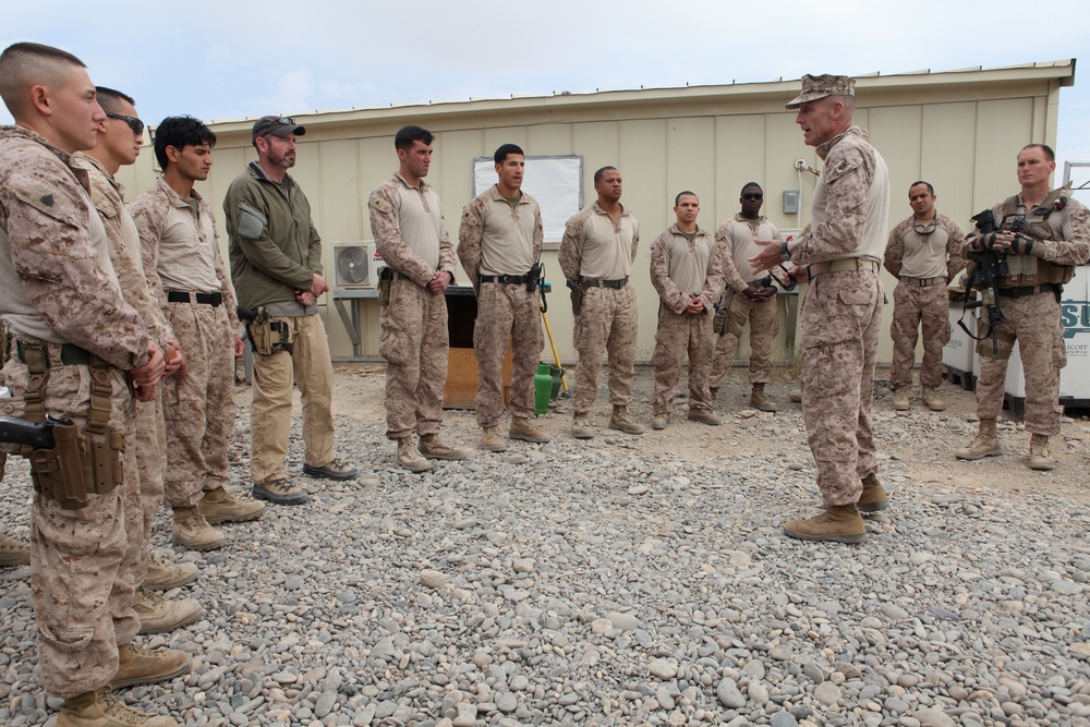 3rd MAW CG visits Marines and Sailors for Thanksgiving